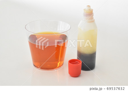 ポビドンヨード入りのうがい薬と水 69537632