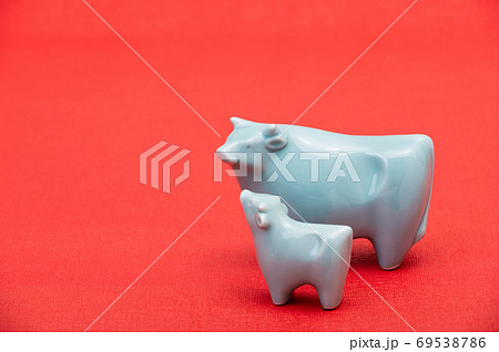 年賀2021　年賀状　2021　丑年の置物 69538786