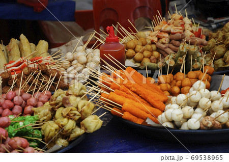 Sausages and some processed foods are pecked with skewers and served. 69538965