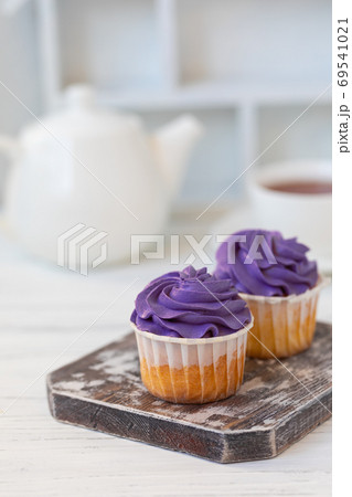 Sweet and silky purple velvet cupcakes with ube Sweet and silky purple velvet cupcakes with ube 69541021