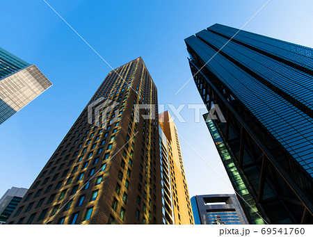 都心のオフィス街 青空の下にそびえ立つ東京 港区 汐留の超高層ビル群 青空背景 の写真素材
