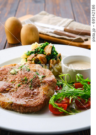 Fried pork meat, mashed potato, mushrooms and tomato 69542586