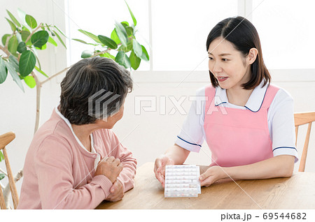 薬ケースの説明をする介護士 薬ケースの説明をする介護士 69544682