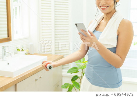 筋トレ ダイエット スマホ バスルーム 若い女性 69544975