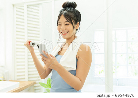 筋トレ ダイエット スマホ バスルーム 若い女性 69544976