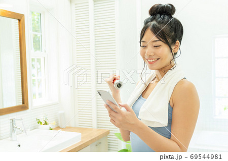 筋トレ ダイエット スマホ バスルーム 若い女性 筋トレ ダイエット スマホ バスルーム 若い女性 69544981