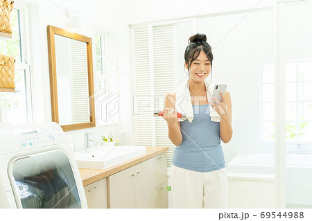 筋トレ ダイエット スマホ バスルーム 若い女性 69544988