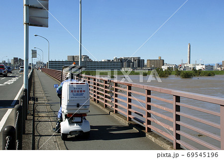 鹿浜橋：増水した荒川を巡回する河川事務所職員 69545196