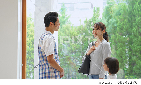 保育士と話をする母娘 保育士と話をする母娘 69545276