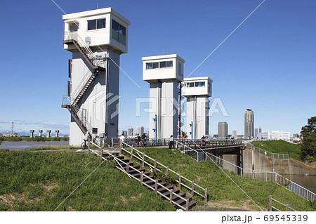 芝川水門：増水した荒川土手にて（令和元年台風19号） 69545339