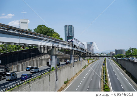 大阪豊中・大阪中央環状線、中国自動車道と大阪モノレール通過する千里の風景 69546012