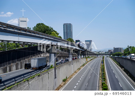 大阪豊中・大阪中央環状線、中国自動車道と大阪モノレール通過する千里の風景 69546013
