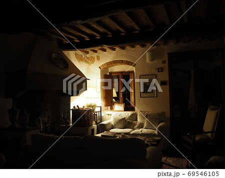 暖炉とソファのある夜のリビングルーム 69546105