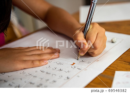 子供の学校の宿題作文を書く 子供の学校の宿題作文を書く 69546382