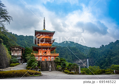 和歌山県 那智山青岸渡寺の三重の塔と那智の滝の写真素材 69546522 Pixta