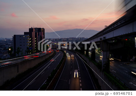 大阪豊中・大阪中央環状線、中国自動車道と大阪モノレールの通過する夕暮れの風景 大阪豊中・大阪中央環状線、中国自動車道と大阪モノレールの通過する夕暮れの風景 69546701