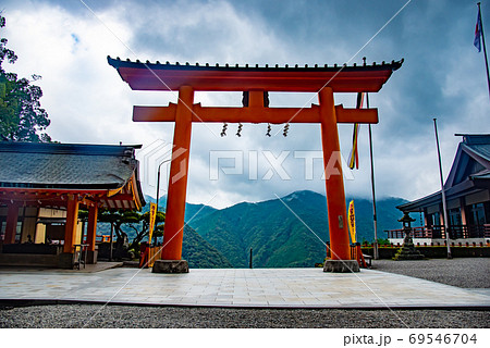 和歌山県 那智山青岸渡寺の赤い鳥居 和歌山県 那智山青岸渡寺の赤い鳥居 69546704