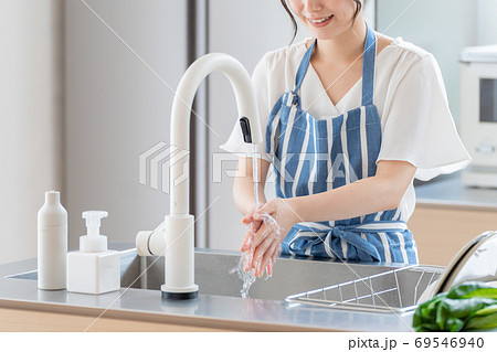 キッチンで手洗いをする女性 69546940