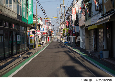 下町風景・商店街の続く駅前 阪急服部天神駅周辺の早朝 下町風景・商店街の続く駅前 阪急服部天神駅周辺の早朝 69546996