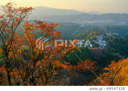 秋の吉野山夕景(奈良県吉野郡吉野町) 秋の吉野山夕景(奈良県吉野郡吉野町) 69547326