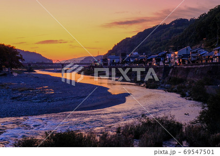 夕焼けの吉野川(奈良県吉野郡吉野町) 夕焼けの吉野川(奈良県吉野郡吉野町) 69547501