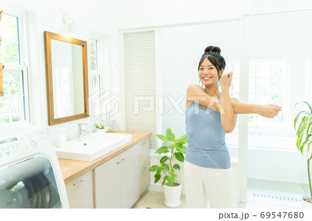エクササイズ ダイエット バスルーム 若い女性 69547680
