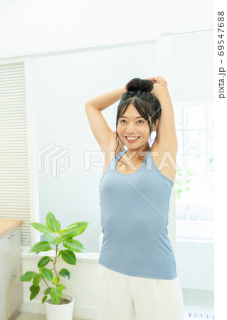 エクササイズ ダイエット バスルーム 若い女性 エクササイズ ダイエット バスルーム 若い女性 69547688