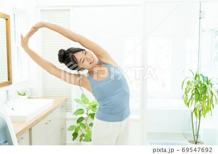 エクササイズ ダイエット バスルーム 若い女性 69547692