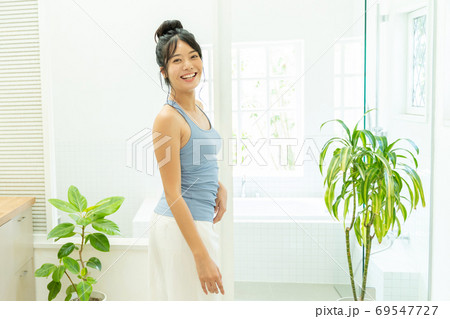 エクササイズ ダイエット バスルーム 若い女性 エクササイズ ダイエット バスルーム 若い女性 69547727