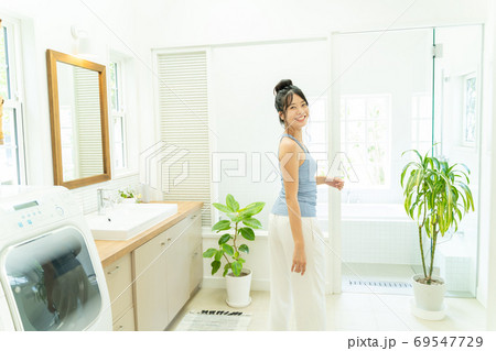 エクササイズ ダイエット バスルーム 若い女性 69547729