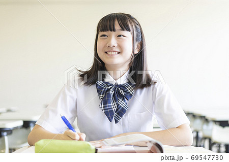 勉強する女子高生 勉強する女子高生 69547730