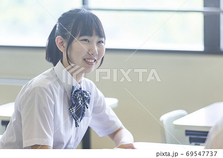 勉強する女子高生 69547737