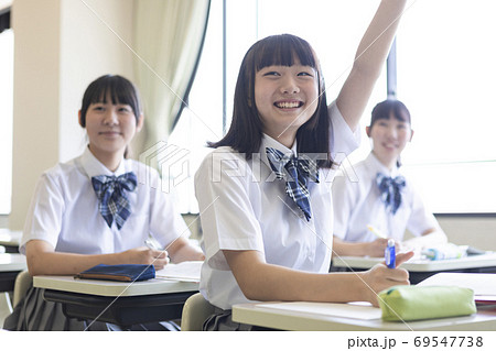 勉強する女子高生 69547738