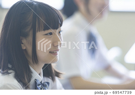 勉強する女子高生 69547739