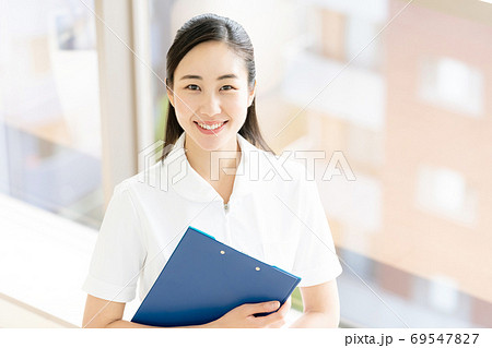 笑顔の女性看護師【ポートレート】 69547827