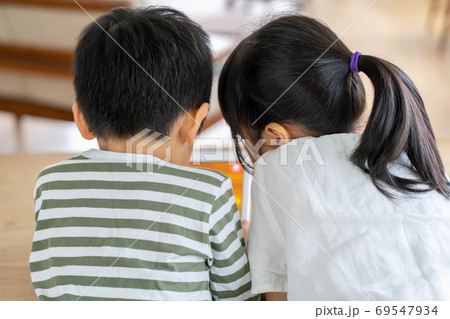 【兄弟】リビングで仲良くタブレットを使う女の子と男の子【パーツカット】 69547934