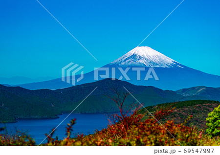 箱根大観山からの雲一つない富士山 69547997