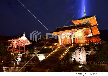 京都 清水寺 　紅葉ライトアップ 69548026