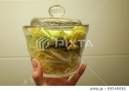 白菜と昆布の浅漬けを漬ける 白菜と昆布の浅漬けを漬ける 69548093