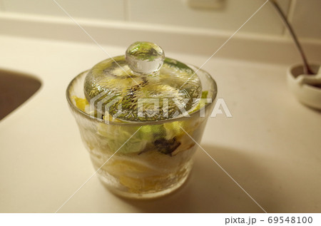 白菜と昆布の浅漬けを漬ける 69548100