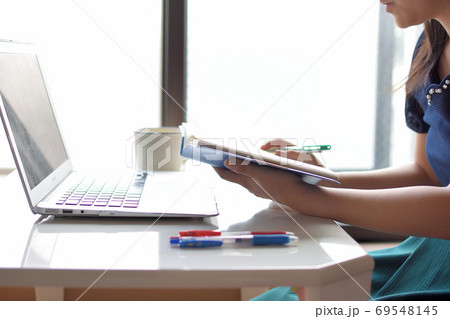 スケジュールを確認する女性 69548145