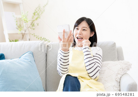 電卓を見て笑顔になるミドル女性 電卓を見て笑顔になるミドル女性 69548281