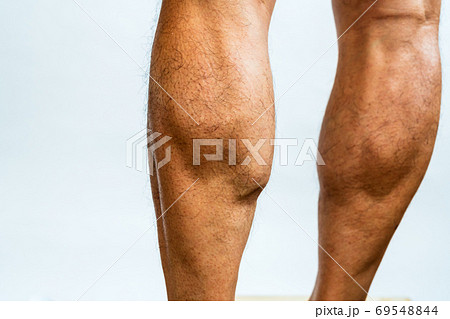 筋トレで筋肉が付いた男性のふくらはぎの写真素材