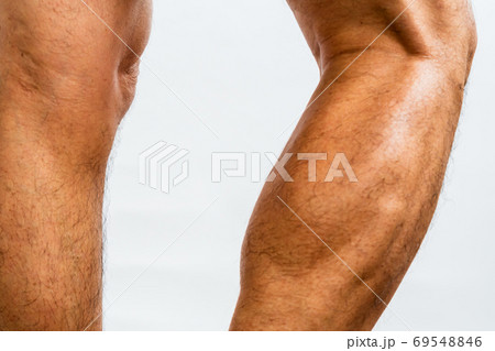 筋トレで筋肉が付いた男性のふくらはぎの写真素材