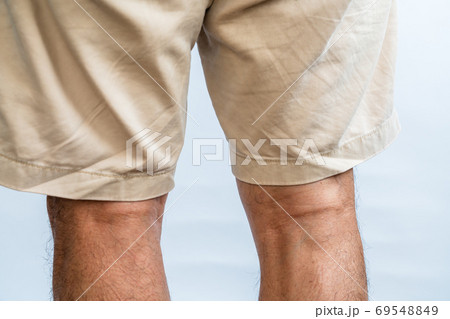 ハーフパンツの男性 69548849