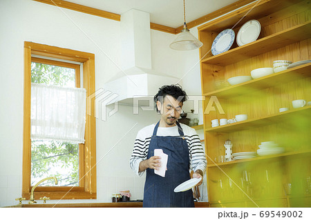 男性　主夫　家事 69549002