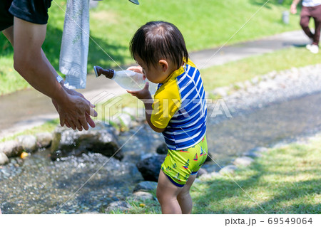 夏休みの一コマ 水遊び 夏休みの一コマ 水遊び 69549064