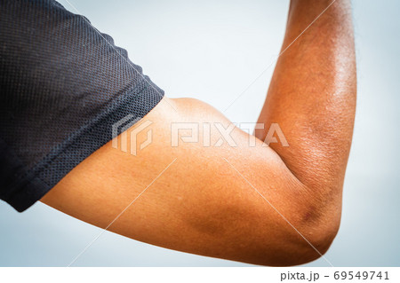 筋トレで鍛えた男性の腕 筋トレで鍛えた男性の腕 69549741