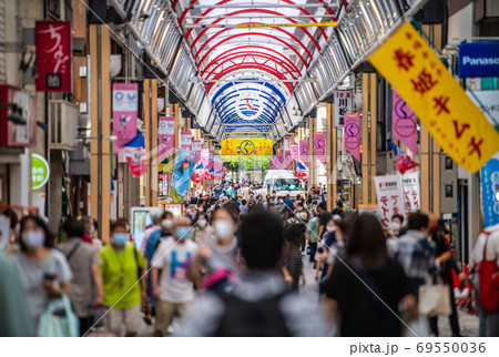 日本の横浜都市景観 買物客らで賑わう弘明寺かんのん通り商店街=2020年9月16日(菅内閣誕生へ) 日本の横浜都市景観 買物客らで賑わう弘明寺かんのん通り商店街=2020年9月16日(菅内閣誕生へ) 69550036