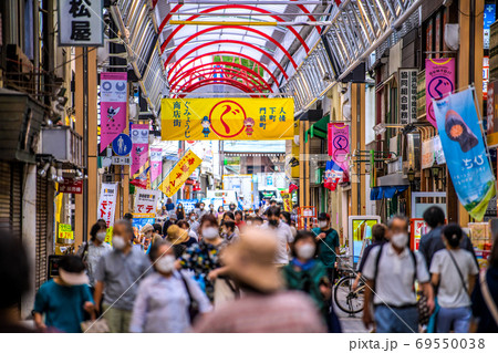 日本の横浜都市景観　買物客らで賑わう弘明寺かんのん通り商店街＝2020年9月16日（菅内閣誕生へ） 69550038
